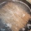10分で簡単！がっつり肉乗せ♡とろろ蕎麦の工程1
