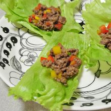 ひき肉とパプリカのオイスターソース炒め　レタス巻き