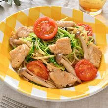 鶏むね肉とトマトの彩りパスタ