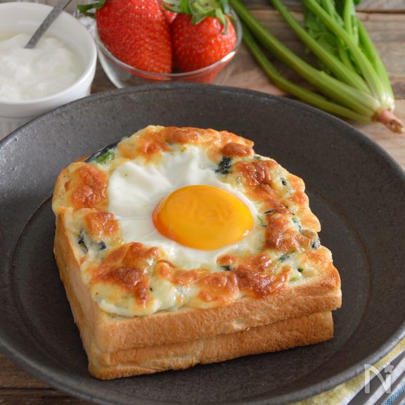 とろとろ半熟卵をからめて♪ほうれん草のクロックマダム。