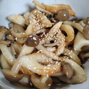 ゆみの作ってみた!投稿(旨みたっぷり♩しめじとちくわの醤油麹きんぴら)