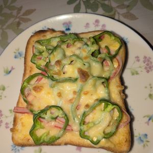 KUMIKOの作ってみた!投稿(【ピーマンとカニカマのチーズトースト】シンプルで美味しい♡)