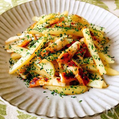 スティックじゃがいもと竹輪の青のりバター炒め
