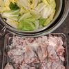 野菜たっぷり♪鶏もも肉と白菜のピリ辛トマト煮込みの工程1