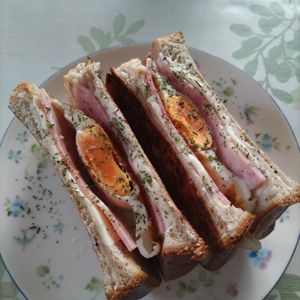 KUMIKOの作ってみた!投稿(フライパンで簡単カフェ風【とろけるハムチーズのホットサンド】)