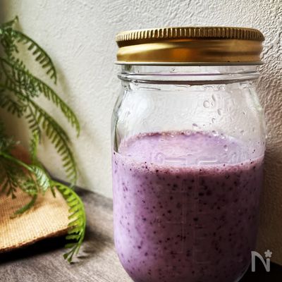 《砂糖不使用》バナナとブルーベリーの甘酒豆乳スムージー