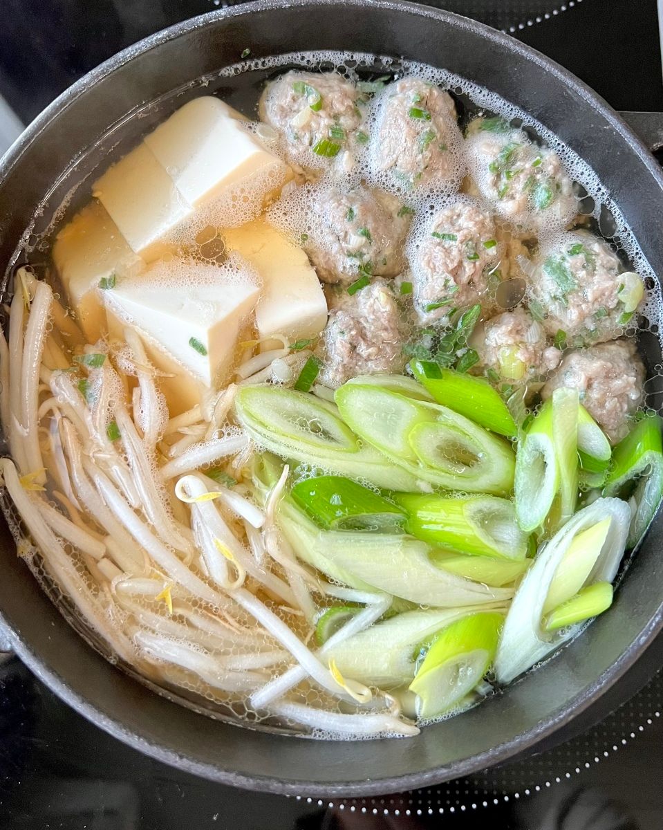 旨みたっぷり 包まない ネギと肉団子のワンタンスープ鍋 レシピサイトnadia