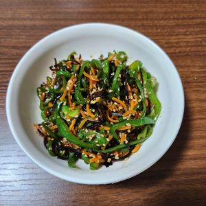 とももの作ってみた!投稿(【お弁当おかずにも】ピーマンと人参の塩昆布炒め)