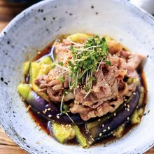 焼肉のタレで楽々♪ヘルシー美味
【蒸しなすと豚肉の冷しゃぶ】