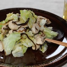 鶏ささみ肉とキャベツの塩コンブ炒め