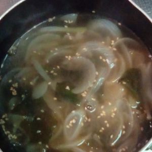 鶏皮坊主の作ってみた!投稿(【玉ねぎとわかめの中華スープ】簡単だけどおいしい♪)