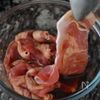 【レンジ調理じゃないよね?】レンジで丸ごと新玉ねぎの生姜焼きの工程2