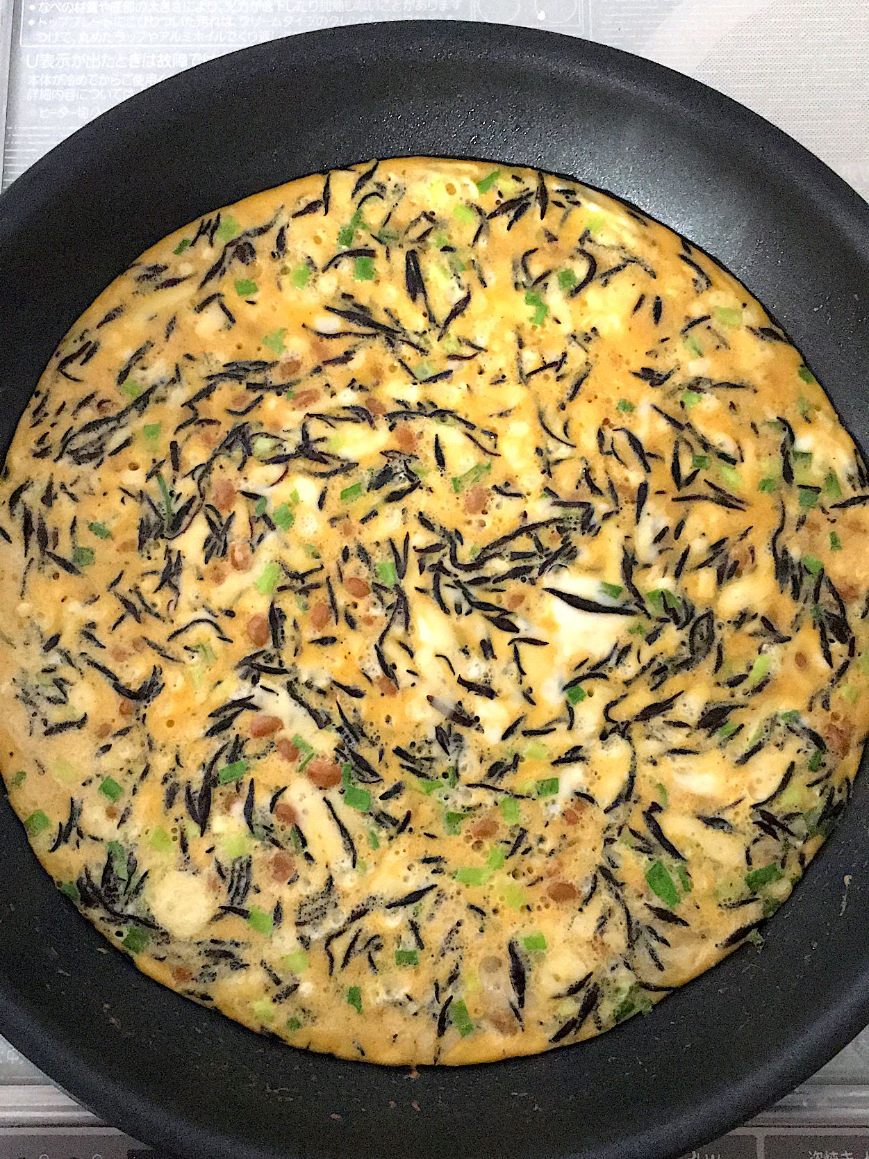 ひっくり返さないから失敗なし♡納豆とひじきのオープンオムレツの作っ