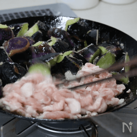 豚肉を加えて炒める