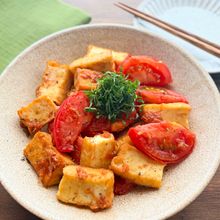 【トマトと厚揚げのだし炒め】かつお節で美味しさアップ！