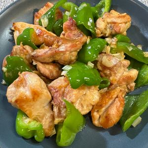 楽ラク手抜キッチン🐶🐾の作ってみた!投稿(《鶏もも肉とピーマンのねぎ塩にんにく炒め》下味冷凍OK)