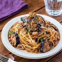 【焼肉のたれで旨味たっぷり】ナスのボロネーゼ風パスタ