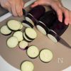 フライパンで簡単！茄子のミートグラタンの下準備