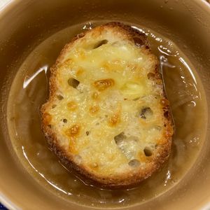 すみれの作ってみた!投稿(【簡単オニオングラタンスープ】のせるだけ♡オーブン要らず！)
