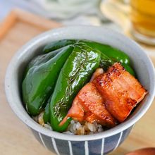なにもしたくない日に作る、ピーマンとベーコンののっけご飯