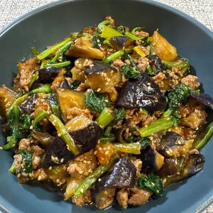 楽ラク手抜キッチン🐶🐾の作ってみた!投稿(【茄子と小松菜のひき肉いため】パパっとワンパン！包丁使わず)