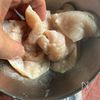 生ハムのうまみをのせた【鶏むね肉deサルティンボッカ】の工程1