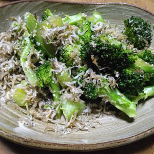 ももの作ってみた!投稿(【ブロッコリーのじゃこチーズ炒め】ワンパンお弁当おかず♪)