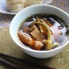 うどと春わかめのつけ麺。