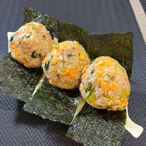 楽ラク手抜キッチン🐶🐾の作ってみた!投稿(『小松菜と卵の混ぜご飯おにぎり』栄養満点♡絶品おにぎり🍙)