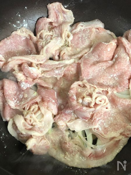 フライパンで玉ねぎと豚肉を焼く