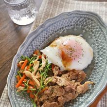 豆苗とエリンギ の目玉焼きビビンバ