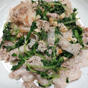 よっこの作ってみた!投稿(【豆苗と豚ばらのにんにく塩レモン炒め】5分かからずに激旨！)