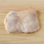 鶏もも肉にフォークで穴をあける