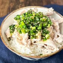 【しっとりにら豚しゃぶ丼】やわらか豚肉でご飯が進む！