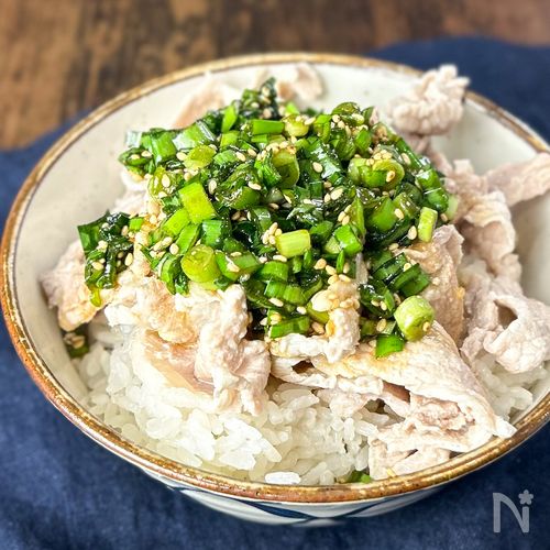 【しっとりにら豚しゃぶ丼】やわらか豚肉でご飯が進む!