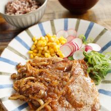 酸味が決め手！甘辛玉ねぎソースのさっぱり生姜焼き