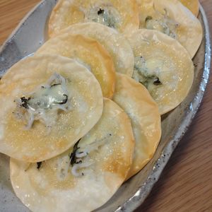なべ円の作ってみた!投稿(『餃子の皮で♡』しらすのガーリックマヨピザ)