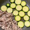 ごはん泥棒♡豚こまとズッキーニのケチャップカレー炒めの工程3