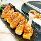 【餅アレンジ】簡単！ピリ辛ウマい♡お餅の肉巻きヤンニョムダレ
