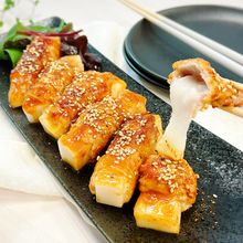 【餅アレンジ】簡単!ピリ辛ウマい♡お餅の肉巻きヤンニョムダレ