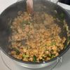 ただ炒めるだけ。栄養満点【鶏むねのピリ辛そぼろ丼】の工程5
