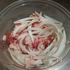 レンジで簡単！新玉ねぎ入り肉うどんの工程2
