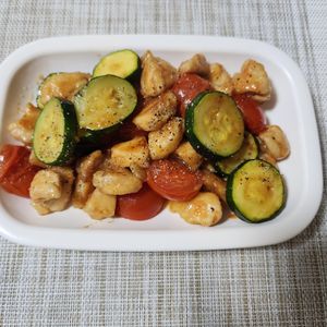 とももの作ってみた!投稿(＼病みつき絶品／ワンパン10分【鶏とズッキーニのトマト炒め】)
