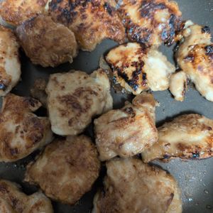 1299734の作ってみた!投稿(焼くだけ簡単！【鶏むね肉のガーリック醤油】しっとりコクうま♡)