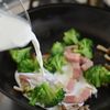 だしが香る♪厚切りベーコンとブロッコリーのチーズパスタの工程2