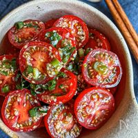 【トマト】ごちそうサラダ!みずみずしくジューシーな主役級レシピ|美味しさと栄養をまるごと!mikanaの野菜塾 Vol.6