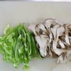 5分で激うま【ピーマンと舞茸のおかかバター炒め】旨味たっぷりの工程1