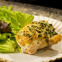 サクサクのパン粉で食べる！鶏胸肉しっとり香草焼き