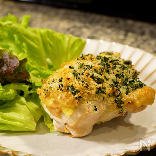 サクサクのパン粉で食べる！鶏胸肉しっとり香草焼き