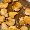 ごはんがすすむ！鶏肉とトマトのガリバタ炒めの工程3